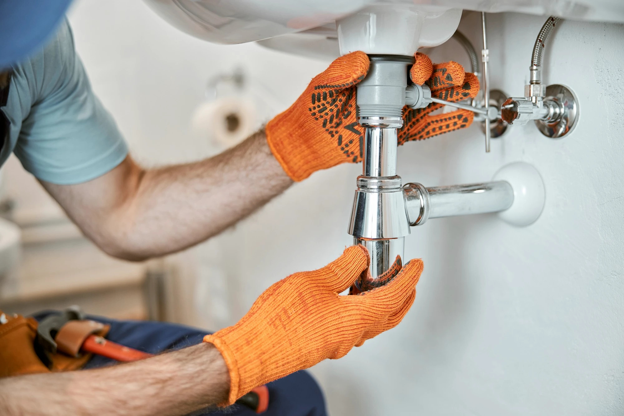 Hydraulik Pan Krecik biegnący z walizką narzędziową — pogotowie hydrauliczne 24/7 w Warszawie